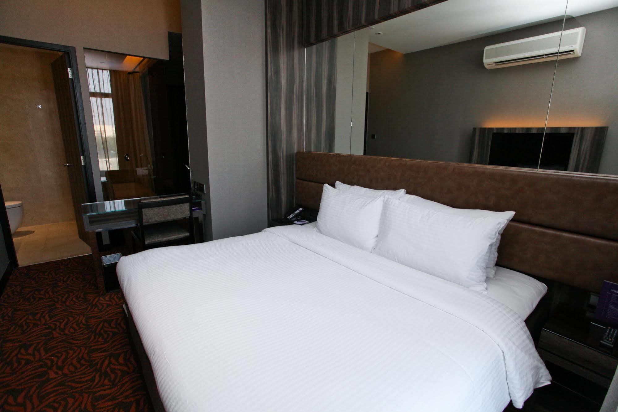 Aqueen Hotel Paya Lebar Сингапур Экстерьер фото