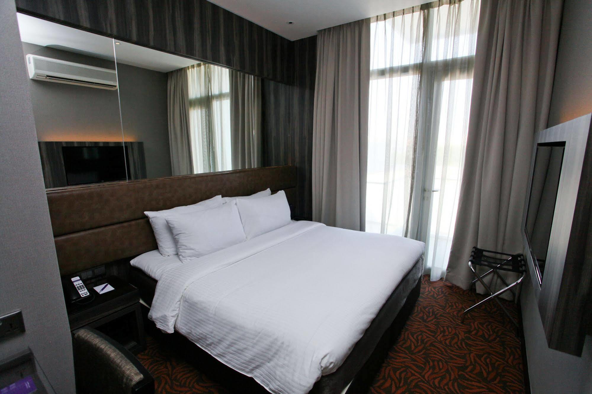 Aqueen Hotel Paya Lebar Сингапур Экстерьер фото